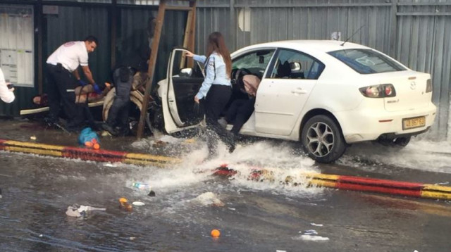 פיגוע דקירה ליד גשר המיתרים (צילום: ישראל בן חמו)