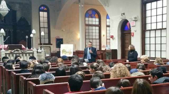 ד"ר סלמן זרקא, מנהל המרכז הרפואי זיו בצפת, בהרצאה בבית הכנסת של וילנה בבוסטון (צילום: דוברות ביה"ח זיו)