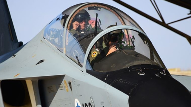 סגן י', אחיה של תמר אריאל ז"ל, בטיסת מבחן עם מפקד חיל האוויר (צילום: דובר צה"ל)