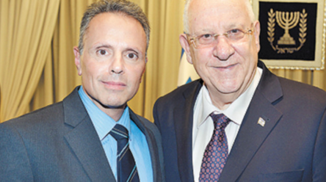 ג'וני סרוג'י ונשיא המדינה ראובן ריבלין, צילום מסך (צילום: עמוס בן גרשום, לע"מ)