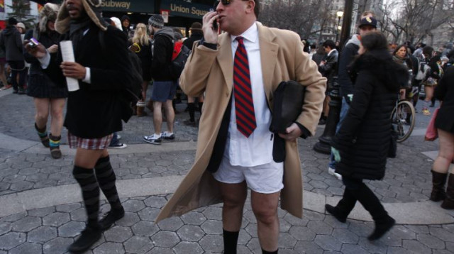 איש ללא מכנסיים מדבר בטלפון בניו יורק (צילום: רויטרס)