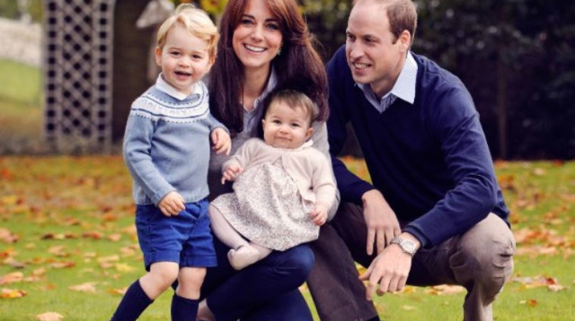 וויליאם, קייט, ג'ורג' ושרלוט בתמונת חג המולד (צילום: כריס ג'לף)