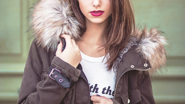 נועה כהן עם זר של צליל שקד, אופנה (צילום: קובי אלוני)