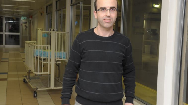 אבישי, אבי הילדה שחלתה בשפעת החזירים (צילום: אבשלום ששוני)