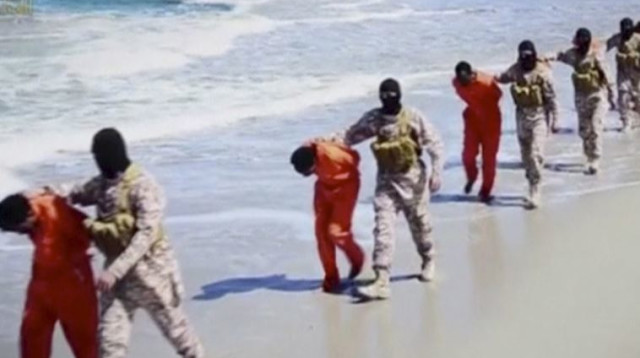 פעילי דאעש מחזיקים שבויים, ארכיון (צילום: רויטרס)