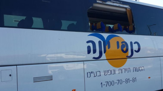 יידוי אבנים לעבר אוטובוס של "שוברים שתיקה" (צילום: עמיחי מעתוק)