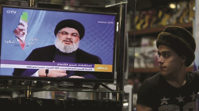 צעיר לבנוני מאזין לנאומו של נסראללה (צילום: רויטרס)