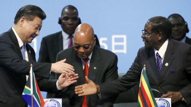 נשיא זיבממווה רוברט מוגבה לוחץ את ידו של נשיא סין שי ג'ינפינג (צילום: רויטרס)