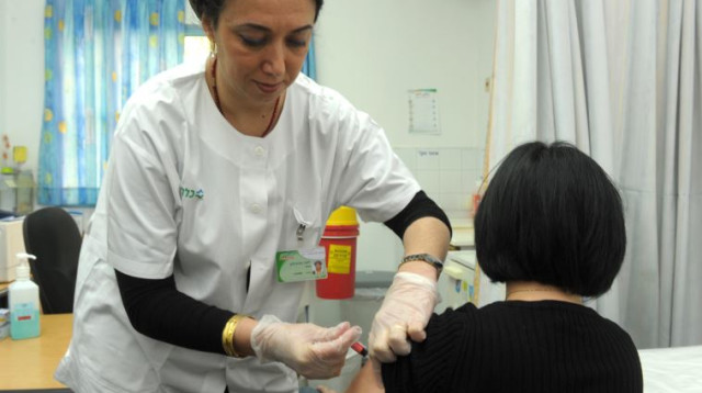 חיסון נגד שפעת (צילום: אבשלום ששוני)