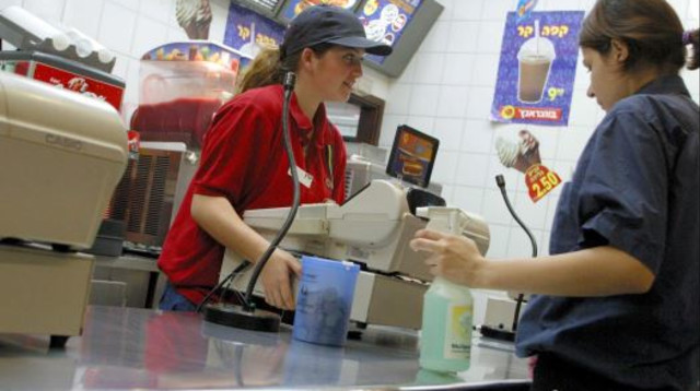 בני נוער עובדים (צילום: אלכס רוזקובסקי)