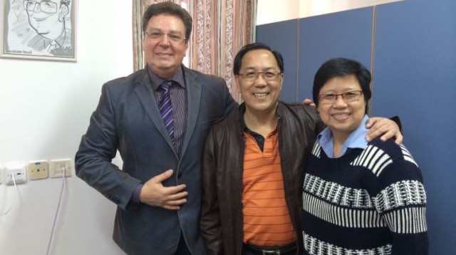 ד"ר אלכס קונסטנטינובסקי עם ג'יסון טאן ואשתו (צילום: דוברות בית החולים פוריה)