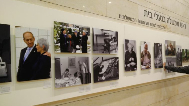 ראש ממשלה בנעלי בית תערוכה בכנסת (צילום: לשכת שולי מועלם-רפאלי)