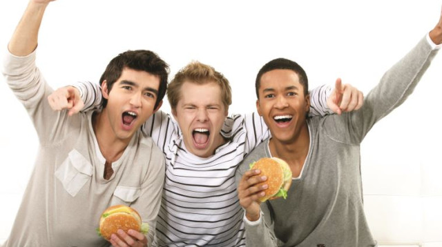 אכילת המבורגרים (צילום: אינגאימג)