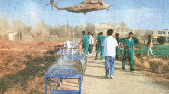 פינוי הפצועים באסון צאלים ב' (צילום: דודו גרינשפן)