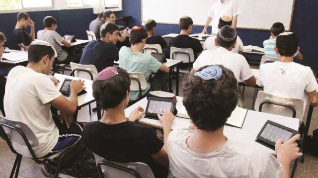 תלמידים עם טאבלט בכיתה (צילום: נאור רהב)