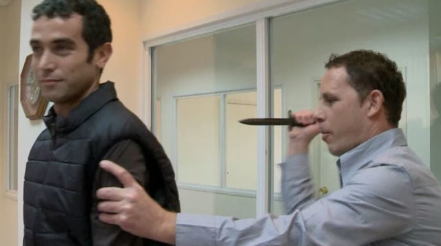 כתב ערוץ 1 איתם לחובר נדקר במהלך ניסוי של אפוד נגד דקירות (צילום: ערוץ 1)