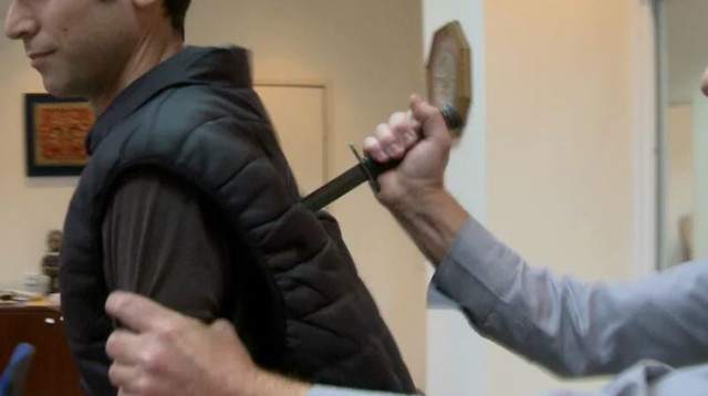 כתב ערוץ 1 איתם לחובר נדקר במהלך ניסוי של אפוד נגד דקירות (צילום: ערוץ 1)