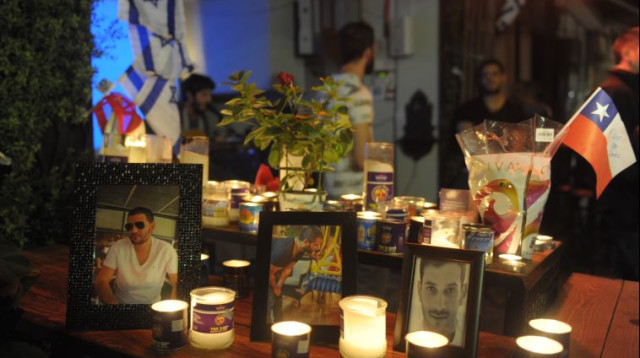 פינת הנצחה לאלון בקל ושמעון רוימי בבר הסימטא (צילום: אבשלום ששוני)