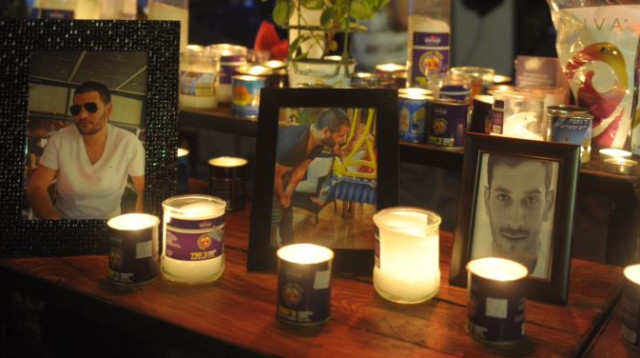 פינת הנצחה לאלון בקל ושמעון רוימי בבר הסימטא (צילום: אבשלום ששוני)