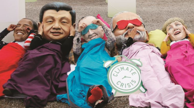 דמויות של מנהיגי ארה"ב, סין, צרפת, הודו וגרמניה במיצג אקטיביסטי בוועידת האקלים בפריז, בחודש שעבר  (צילום: רויטרס)