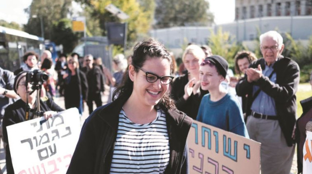 תאיר קמינר ברקע התומכים (צילום: תומר ניוברג, פלאש 90)