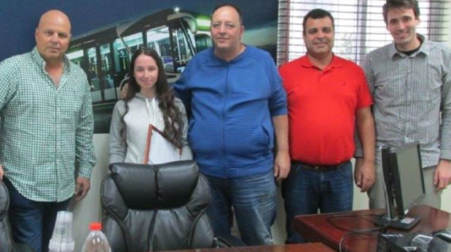 שיר בר החזירה כסף למטרונית (צילום: יח"צ)