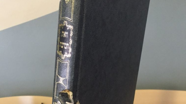 ספר התורה שהציל את בנימין אמסלם (צילום: באדיבות המשפחה)