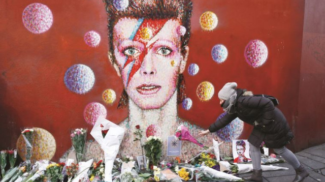 המעריצים נפרדים בשכונת הולדתו של דיוויד בואי (צילום: רויטרס)