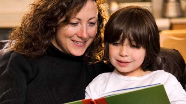 אמא וילד קוראים סיפור, ספר, ספרות ילדים (צילום: ingimage/ASAP)