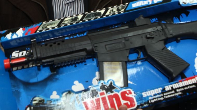 רובה צעצוע (צילום: קובי גדעון, פלאש 90)