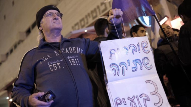 מפגין נגד שוברים שתיקה (צילום: תומר ניוברג, פלאש 90)