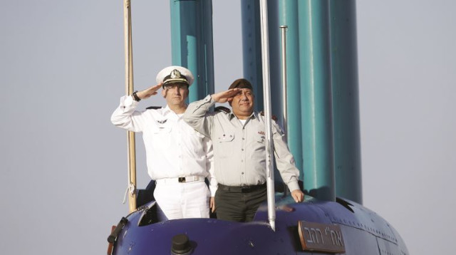 הרמטכ"ל איזנקוט על סיפון אח"י רהב (צילום: רויטרס)