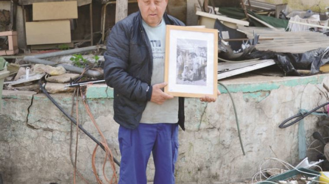 מאיר לוי במתחם שבו היה קפה נח  (צילום: תמר דרסלר)