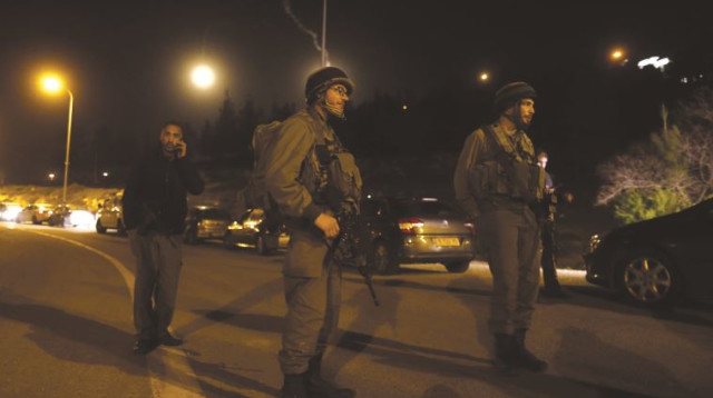 זירת הפיגוע בעתניאל (צילום: יונתן זינדל, פלאש 90)