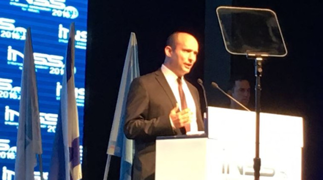 נפתלי בנט בכנס INSS (צילום: דוברות שר החינוך)