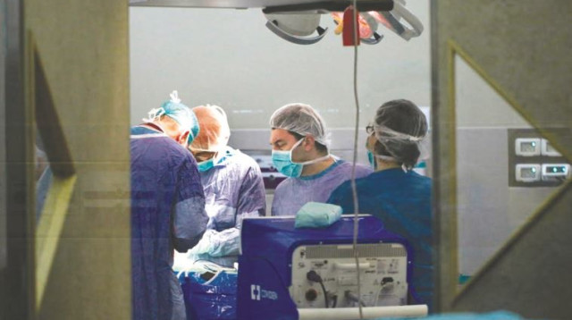 מנתחי רמב"ם בפעולה (צילום: אבשלום לוי)