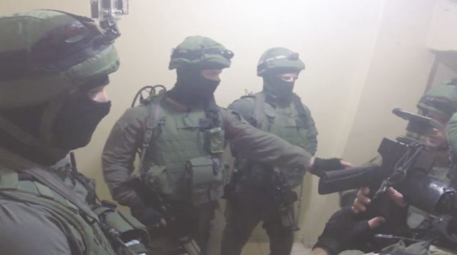 לוחמי דובדבן תופסים את המחבל בן ה-15 (צילום: דובר צה"ל)