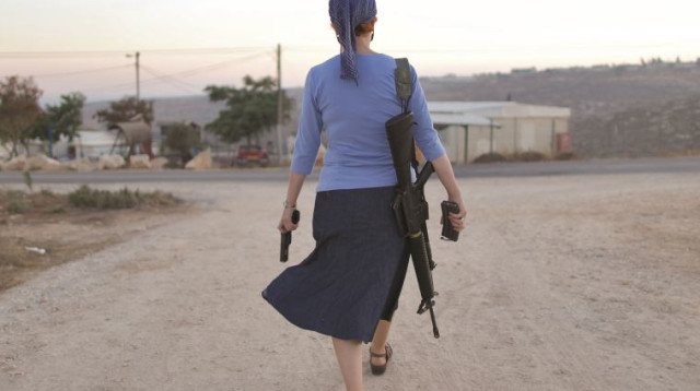 מתנחלת עם נשק בהתנחלות פני קדם (צילום: נתי שוחט, פלאש 90)