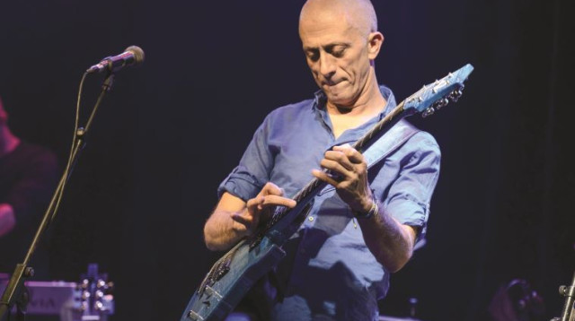 אבי סינגולדה והגיטרה (צילום: אור מני)