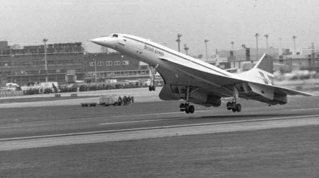 אם מטוסי קרב שברו את מחסום הקול, למה שמטוסים אזרחיים לא יעשו זאת? הקונקורד בטיסה הראשונה ב־76'  (צילום: Getty images)