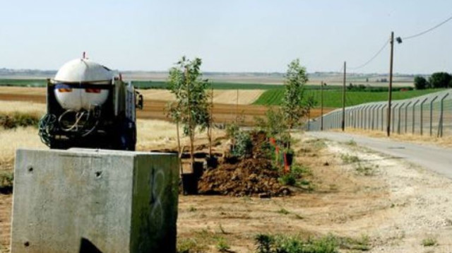 שבילים לאורך גדר ההפרדה בעוטף עזה (צילום: אמנון גוטמן, ארכיון הצילומים של קק''ל)