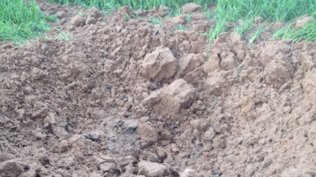 מקום נפילת רקטה במועצה האזורית שער הנגב (צילום: עמי רבין)