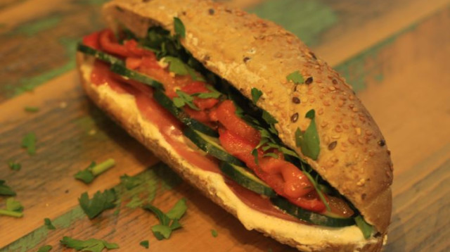 כריך לבנה ביתית, טבעל'ה (צילום: דור ברנדמן)