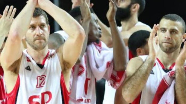 שחקני הפועל תל אביב בכדורסל (צילום: עדי אבישי)