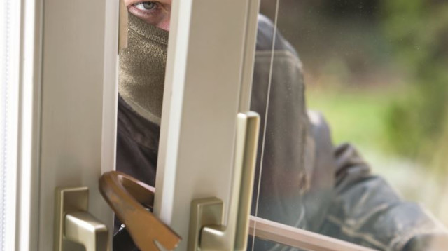 גנב פורץ לבית. צילום אילוסטרציה  (צילום: אינגאימג)