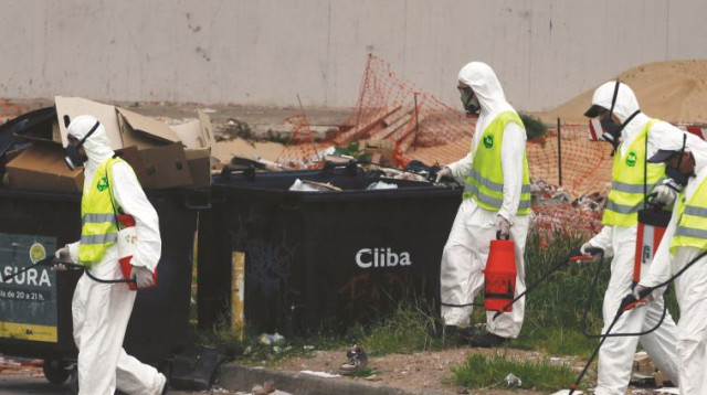 אנשי תברואה ארגנטינאים מרססים אזור בבואנוס איירס החשוד כנגוע ביתוש האדס (צילום: רויטרס)