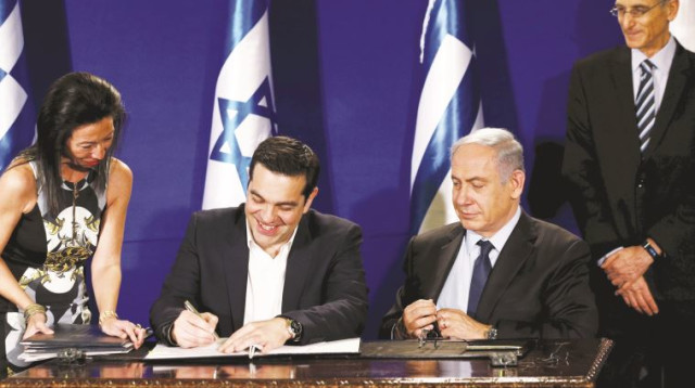 בנימין נתניהו ואלכסיס ציפראס חותמים על הסכם בין ישראל ליוון (צילום: רויטרס)