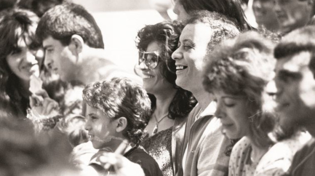 רחמים "גומדי" אהרוני עם המשפחה בעת ביקור בכלא (צילום: ארכיון פרטי)