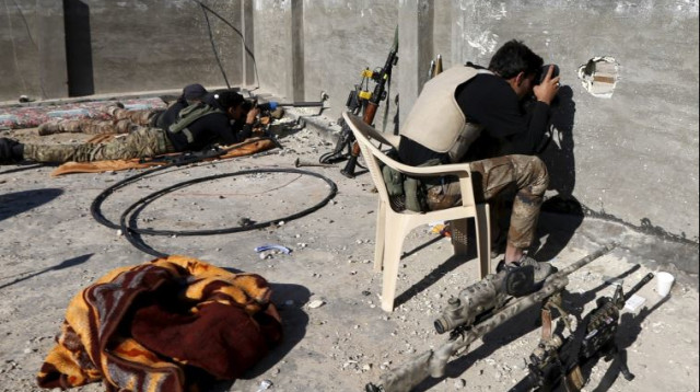 צלף ממשתמש במשקפת לחיפוש מטרות (צילום: רויטרס)