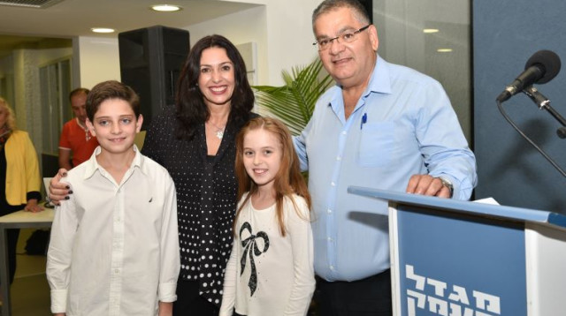 יובל אבירם עם מירי רגב (צילום: דוברות עיריית מגדל העמק)